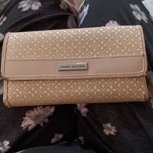 Tommy Hilfiger tan/creme Clutch--NWOT!!!